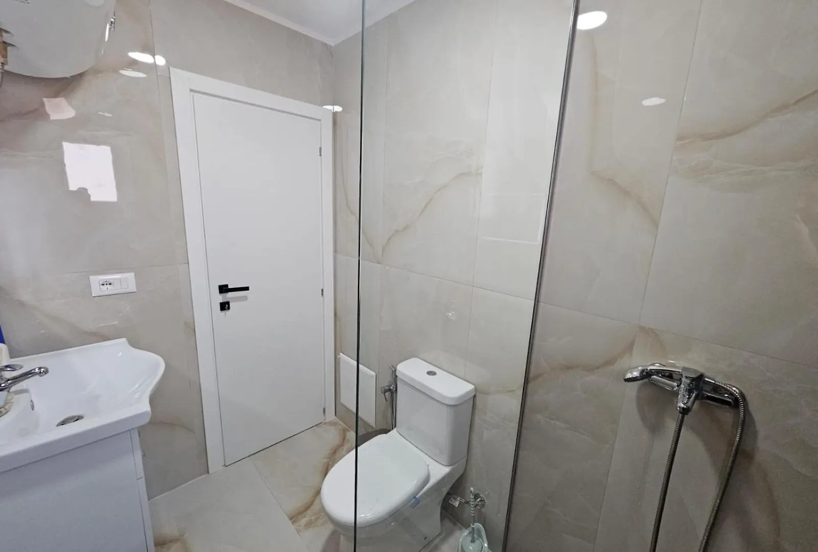 R&B Apartment Tirana 0*,  Albania